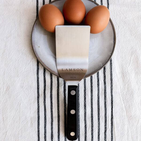 2.5" x 2.5" Turner with Noir Handles, shown with eggs